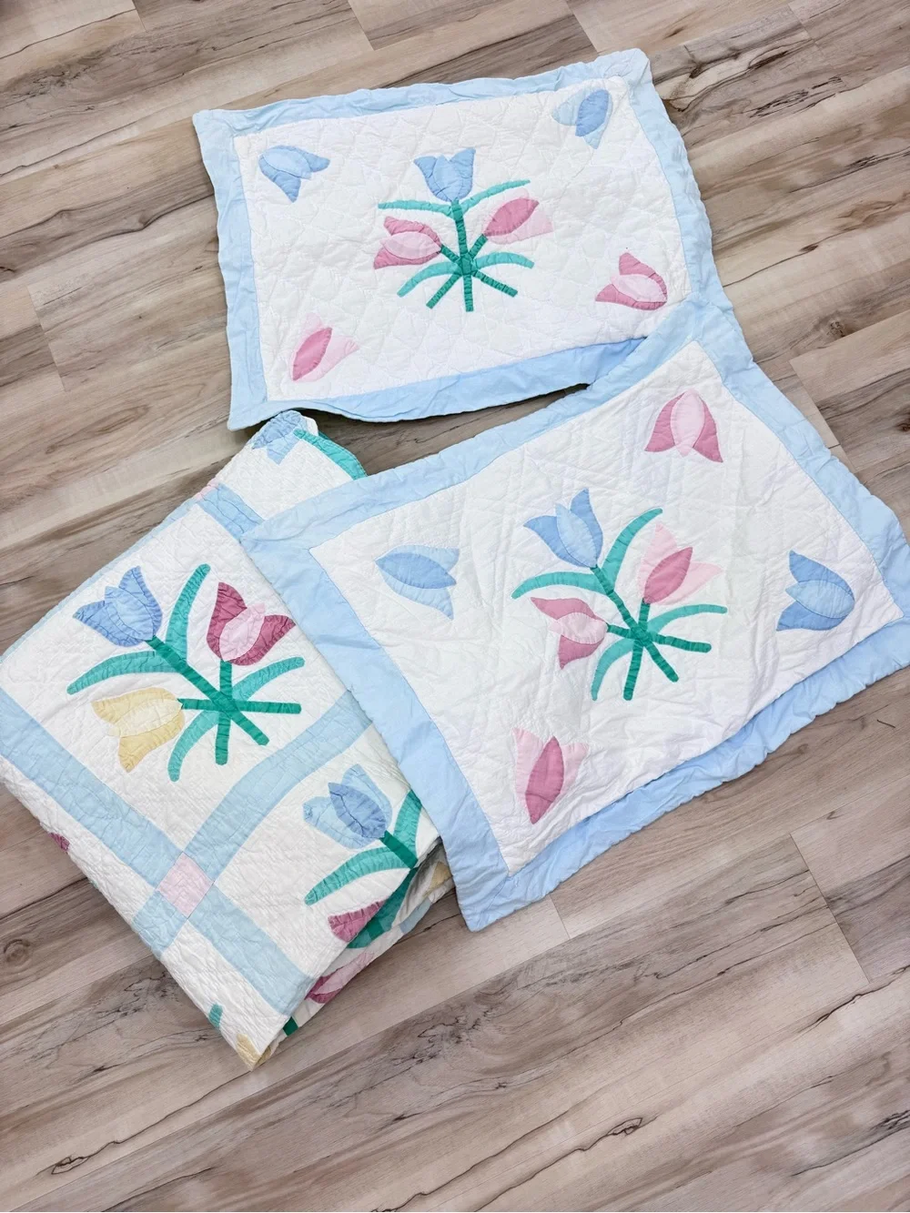 Vintage Floral Applique Quilt 82x80 Arch Tulip Scalloped Edge Cottagecore Pastel